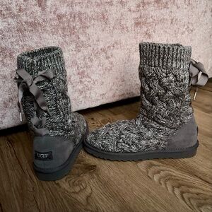 UGG Isla Heathered gray cable Knit Women's Boots bow lace size 7 women’s / 38 EU